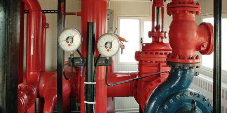 Rote Sprinklerzentrale mit Manometern und Absperrarmaturen